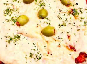 Una foto de Pizza de sarraceno, s/gluten, s/levadura, c/ queso de papa (paparella) y aceitunas