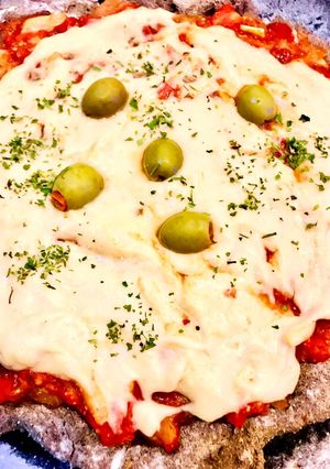 Una foto de Pizza de sarraceno, s/gluten, s/levadura, c/ queso de papa (paparella) y aceitunas
