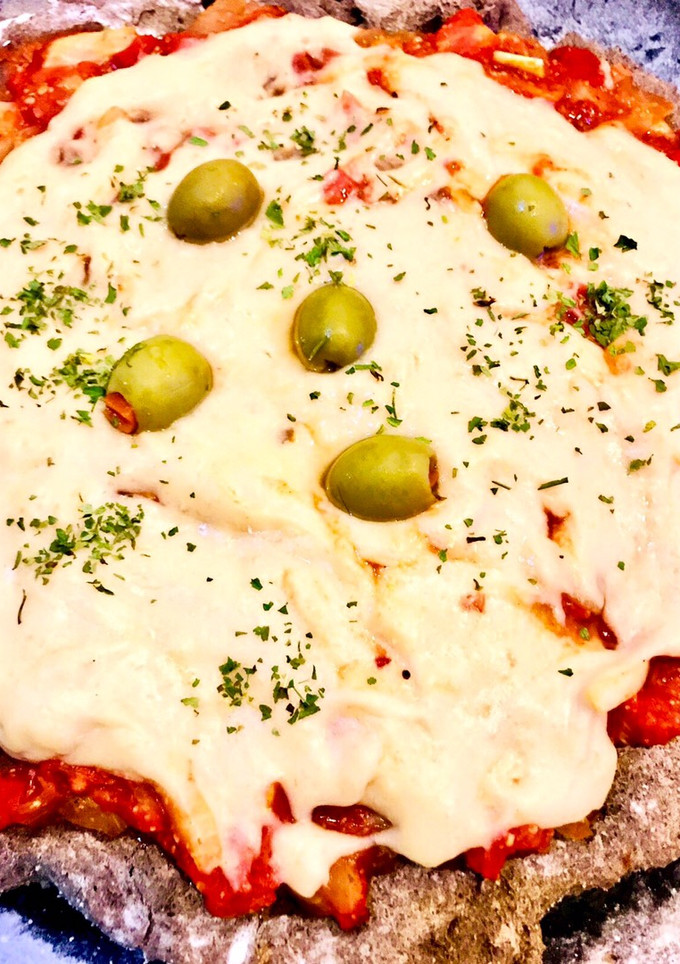 Una foto de Pizza de sarraceno, s/gluten, s/levadura, c/ queso de papa (paparella) y aceitunas