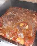 Bifes a la cacerola con salsa y algo más