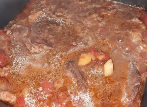 Una foto de Bifes a la cacerola con salsa y algo más