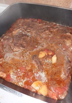 Una foto de Bifes a la cacerola con salsa y algo más