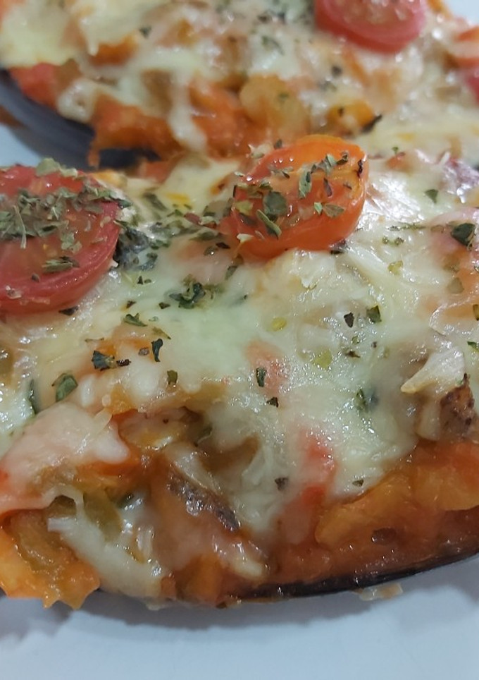 Una foto de Berenjenas rellenas con pisto y pollo, gratinadas