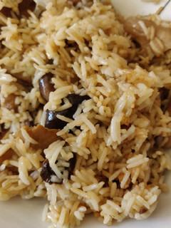 Una foto de Setas con arroz y salsa de soja