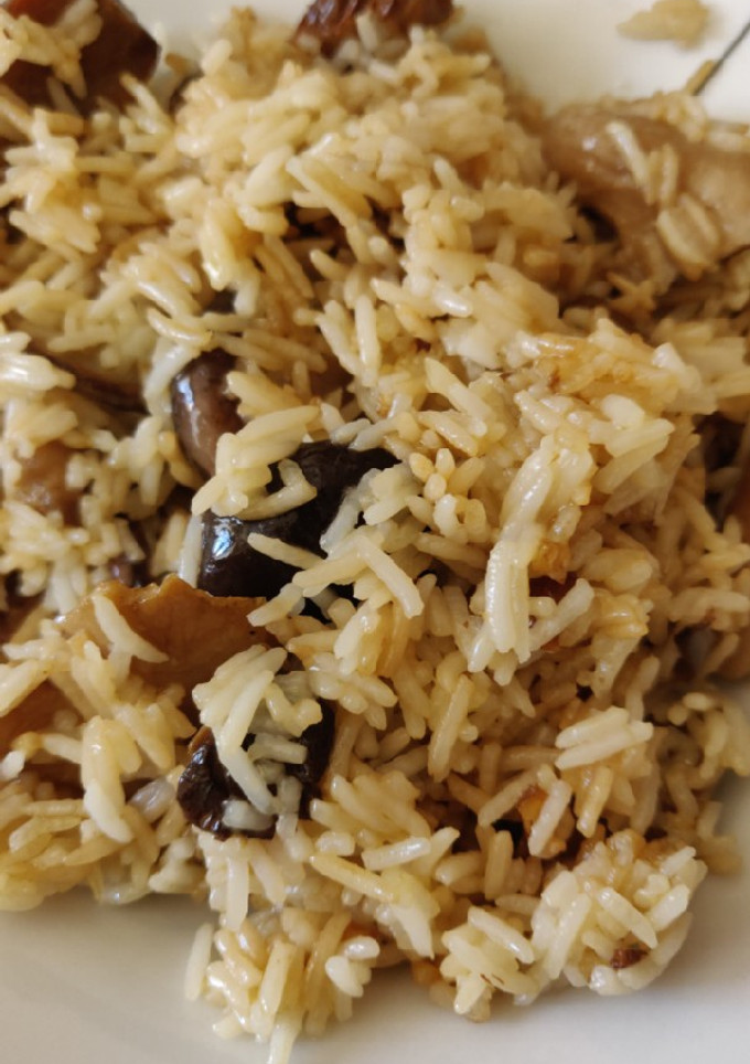 Una foto de Setas con arroz y salsa de soja