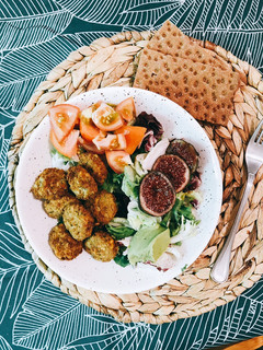 Una foto de Ensalada con Falafel e higos