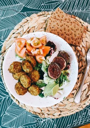 Una foto de Ensalada con Falafel e higos