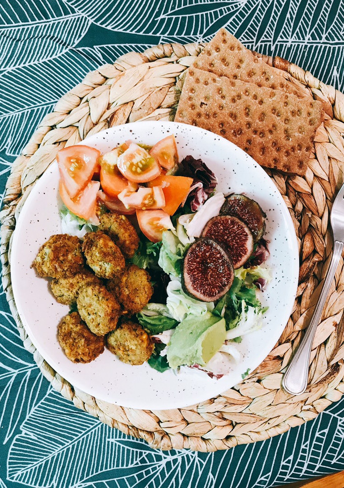 Una foto de Ensalada con Falafel e higos