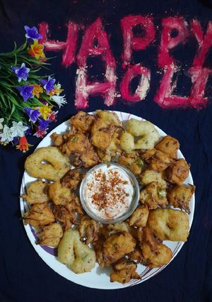 उड़द और मूंग दाल के पकोड़े (Urad aur moong dal ke pakode recipe in Hindi) रेसिपी मुख्य फोटो