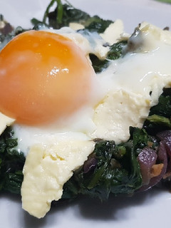 Una foto de Huevo al horno con espinacas y queso feta