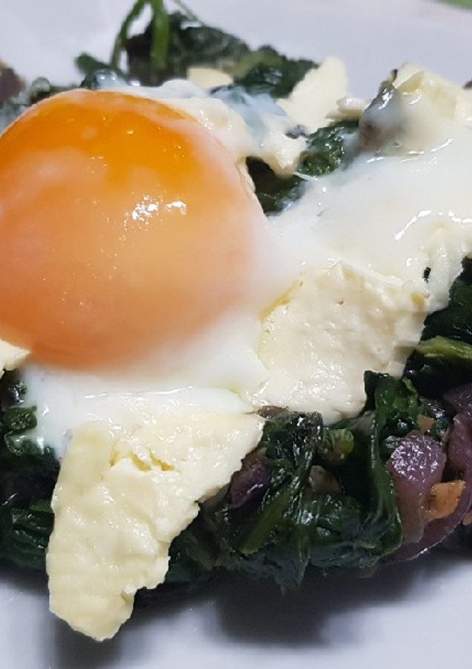 Una foto de Huevo al horno con espinacas y queso feta