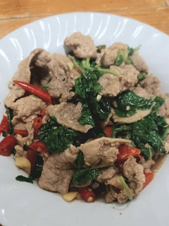 A picture of ผัดกะเพราหมูชิ้น.