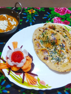 શાહી પનીર બટર - ગાર્લિક નાન અને સલાડ (Shahi Paneer Butter Garlic Nan Salad Recipe In Gujarati) રેસીપી મુખ્ય ફોટો