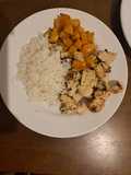 Pollo con arroz y calabacín al horno