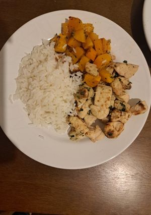 Una foto de Pollo con arroz y calabacín al horno