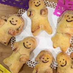 Una foto de Pan de muerto casero en forma de muñeco