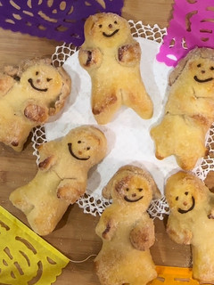 Una foto de Pan de muerto casero en forma de muñeco