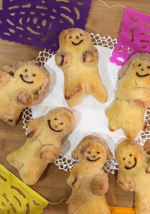 Una foto de Pan de muerto casero en forma de muñeco