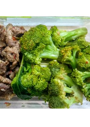 Hình của món Eat clean - 2 - Thịt bò xào và súp lơ chiên.