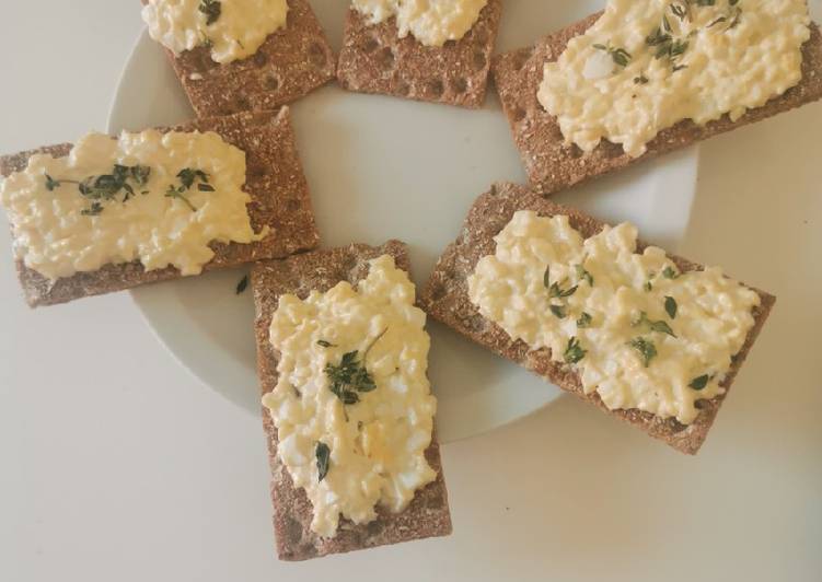 Rugknækbrød med æggeslat