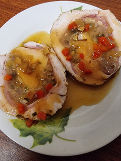 Una foto de Redondo de pavo relleno en salsa