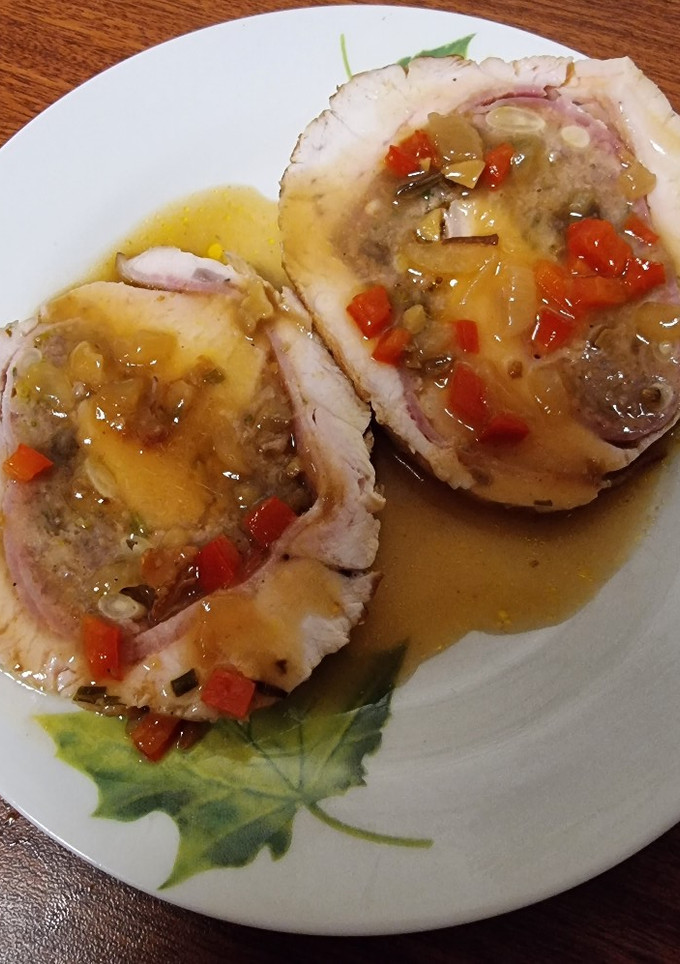 Una foto de Redondo de pavo relleno en salsa