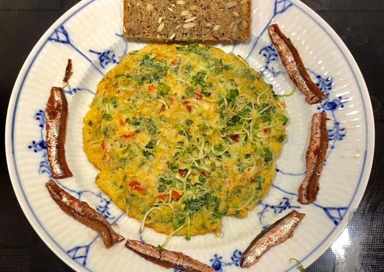 Fyldig omelet med spirer og krydrede ansjosfileter