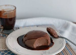 Una foto de Flan fit de chocolate sin lácteos ni grasas ni azúcar