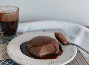 Una foto de Flan fit de chocolate sin lácteos ni grasas ni azúcar