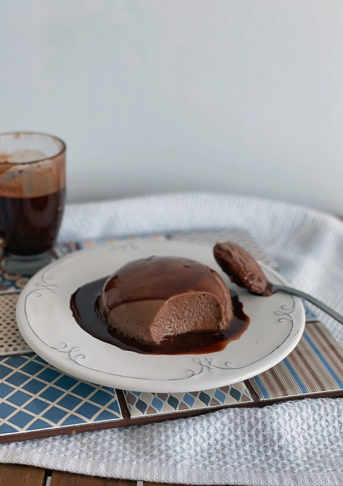 Una foto de Flan fit de chocolate sin lácteos ni grasas ni azúcar