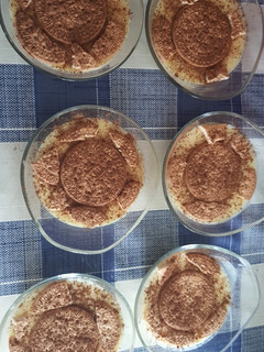 Una foto de Natillas con galleta y Canela😋