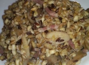 Foto di Riso rosso ai 5 cereali, con pancetta dolce e funghi champignon