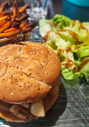 Une photo de Burger boudins blancs pommes, frites de patates douces