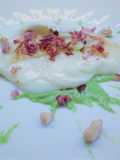 Tomino dal cuore cremoso, con crema di piselli, speck croccante e anacardi