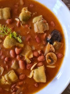 Una foto de Judías pintas con alcachofas y setas (receta express)