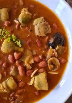Una foto de Judías pintas con alcachofas y setas (receta express)