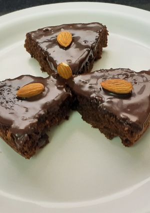 બ્રાઉન (Brownie recipe in Gujarati) રેસીપી મુખ્ય ફોટો