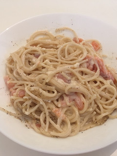 Una foto de Espaguetis con salmón y nata
