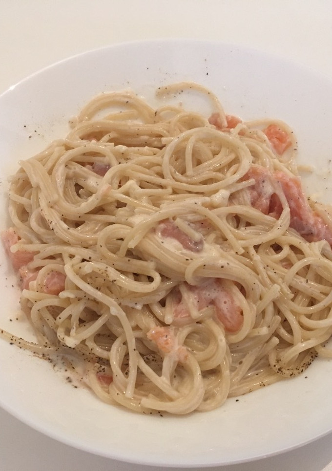 Una foto de Espaguetis con salmón y nata