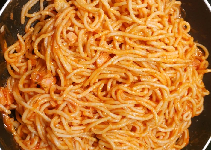 Cómo Hacer  Spaghettis con salsa de tomate y atún