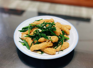 大人小朋友都愛♡韭菜炒甜不辣 的食譜成品照片