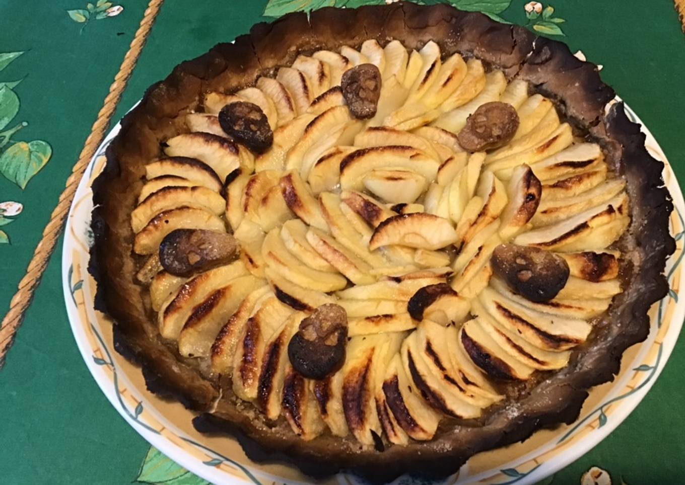 Tarte biscuitée « skull » aux pommes anciennes et beurre salé (pâte farine de châtaigne et œuf)