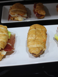 Una foto de Cruasanes con jamón y lechuga