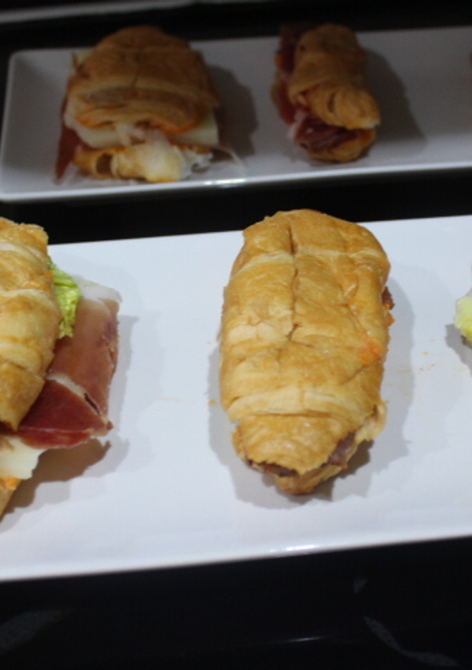 Una foto de Cruasanes con jamón y lechuga