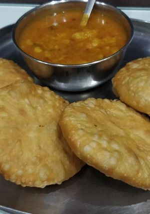 A picture of Kachori with Aloo Sabzi.