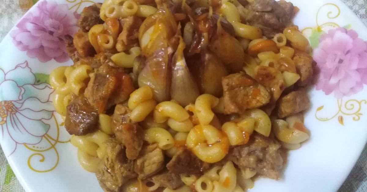 Макароны со свининой. Макароны с тушеной свининой. Макароны со свининой. Спагетти с гуляшом из говядины. Гуляш с макаронами.