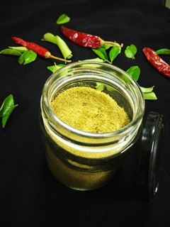 கருவேப்பிலை பொடி (Karuveppilai podi recipe in tamil) செய்முறை முக்கிய புகைப்படம்