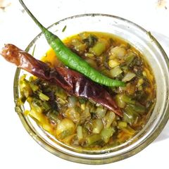 Hara Pyaaj aur Hare Lehsun ka bharta A picture of Hara Pyaaj aur Hare Lehsun ka bharta.