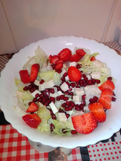 Una foto de Ensalada de frutas y verduras