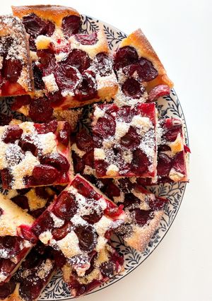 Dédimama meggyes piskótája recept fotója